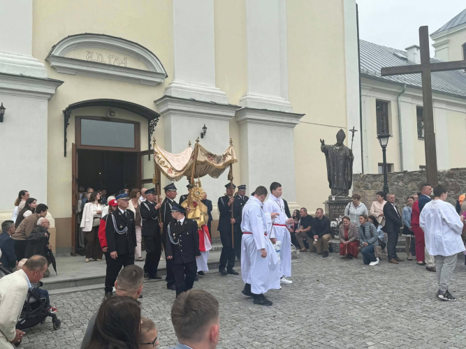 Szczuczyn: Strażacy z OSP Szczuczyn w procesji Bożego Ciała
