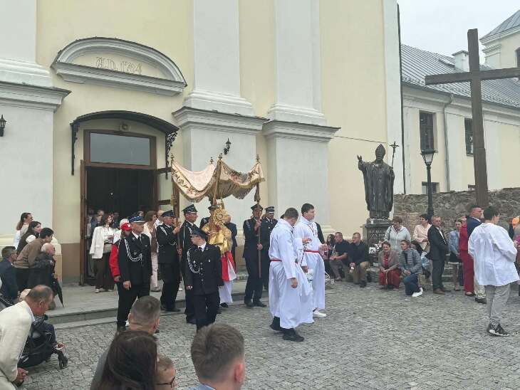 Strażacy z OSP Szczuczyn w procesji Bożego Ciała