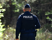 Nietrzeźwa kierująca uderzyła fordem w drzewo