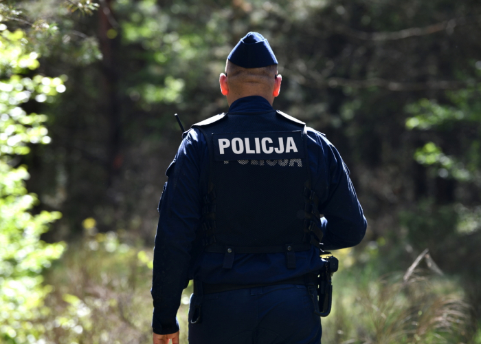 Nietrzeźwa kierująca uderzyła fordem w drzewo