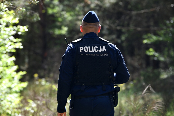 Nietrzeźwa kierująca uderzyła fordem w drzewo