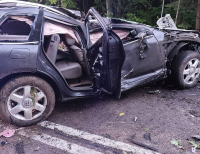 Groźny wypadek na DK16. Auto uderzyło w drzewo
