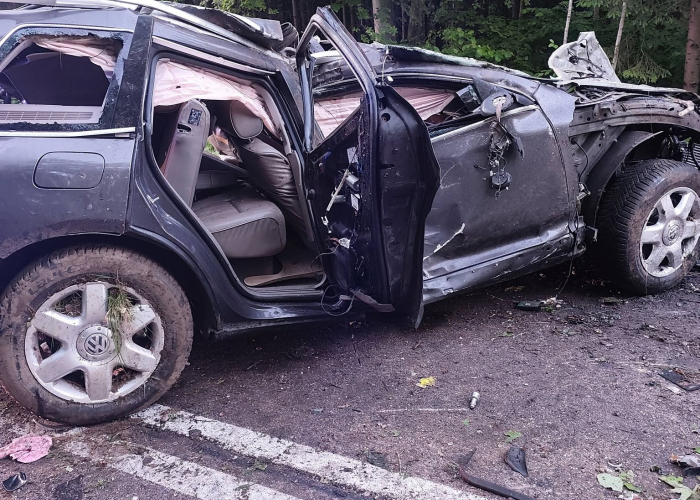 Groźny wypadek na DK16. Auto uderzyło w drzewo