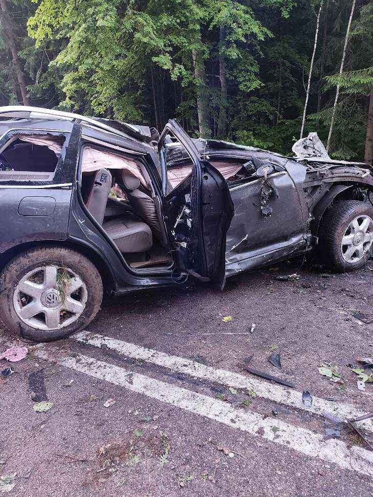 Groźny wypadek na DK16. Auto uderzyło w drzewo