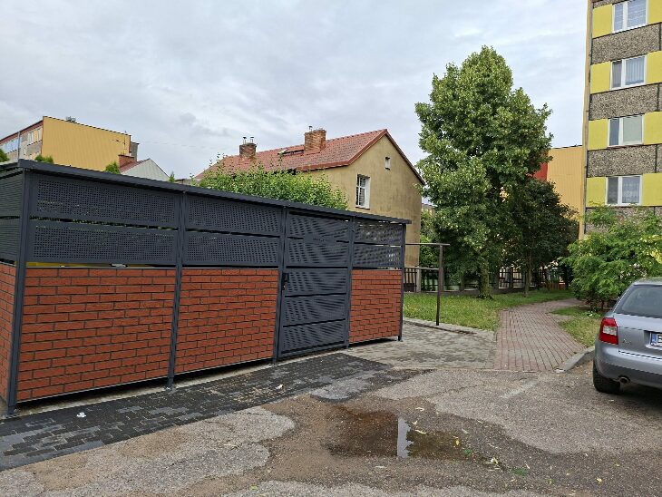 Grajewo. Kolejne nowe wiaty śmietnikowe na osiedlach