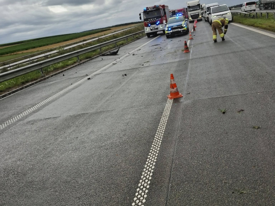 Kolizja osobówki z ciężarówką na S61