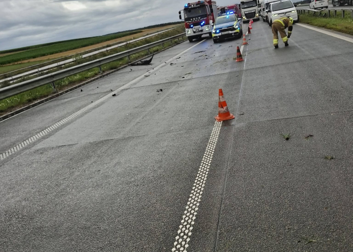 Kolizja osobówki z ciężarówką na S61