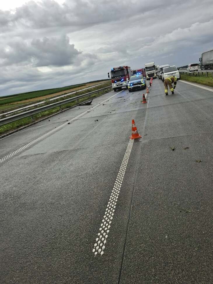 Kolizja osobówki z ciężarówką na S61