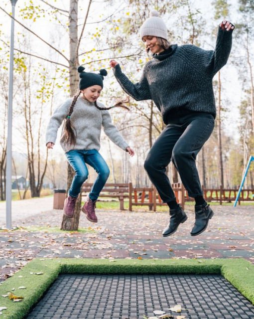 Trampolina wkopywana vs stojąca - dlaczego ziemna jest bezpieczniejsza?