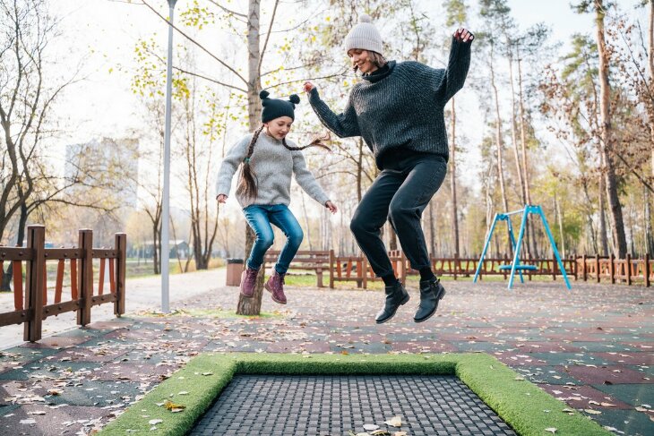 Trampolina wkopywana vs stojąca - dlaczego ziemna jest bezpieczniejsza?