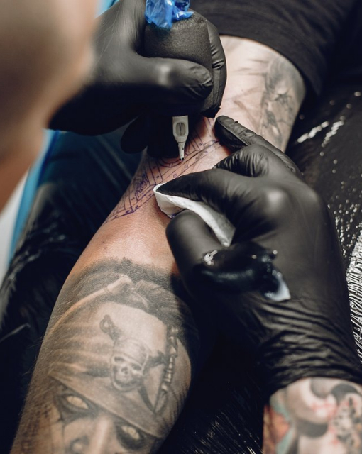 Czy tatuowanie boli? Prawda o odczuciach podczas sesji i mapa bólu
