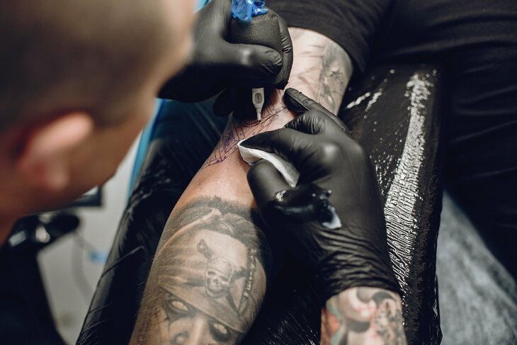 Czy tatuowanie boli? Prawda o odczuciach podczas sesji i mapa bólu