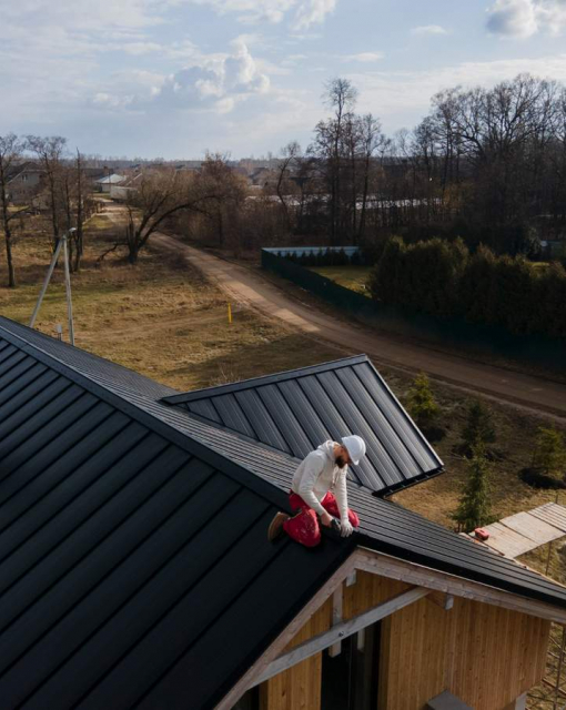 STAL, PVC, kwadratowa czy ukryta? Jak dopasować system rynnowy do projektu architektonicznego