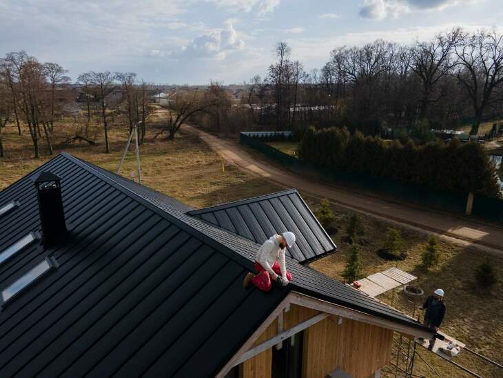 STAL, PVC, kwadratowa czy ukryta? Jak dopasować system rynnowy do projektu architektonicznego