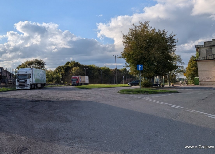 Droga do stacji PKP i PKS przypomina ser szwajcarski