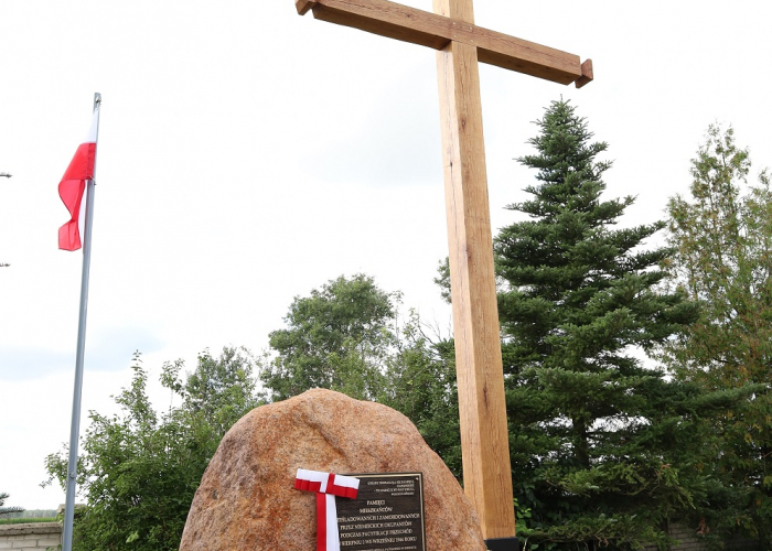 Odsłonięcie tablicy memoratywnej w Przechodach