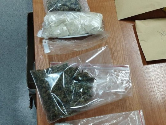 Siatka dilerów rozbita! Ponad 2 kg narkotyków i broń w rękach policji