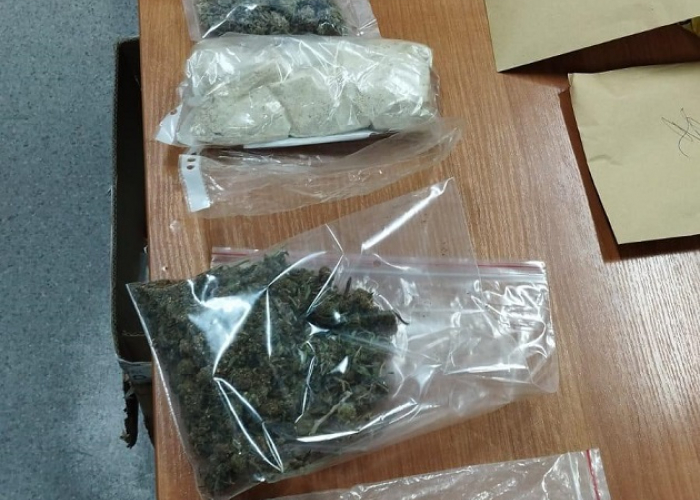 Siatka dilerów rozbita! Ponad 2 kg narkotyków i broń w rękach policji