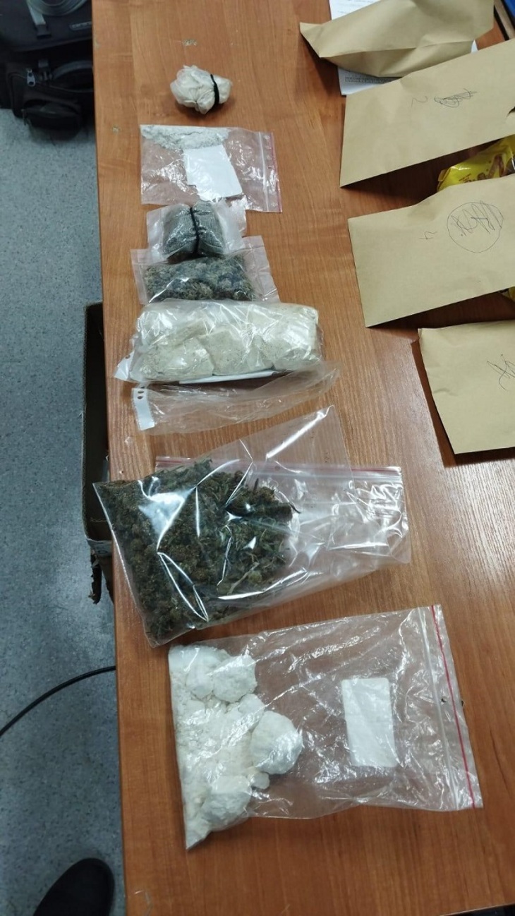 Siatka dilerów rozbita! Ponad 2 kg narkotyków i broń w rękach policji