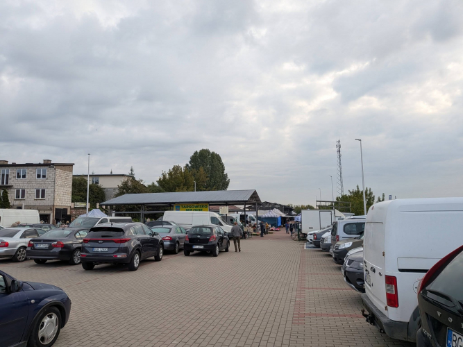 Duży ruch na targowisku w Grajewie