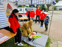Strażacy uczą reagowania na alarmy i pierwszej pomocy
