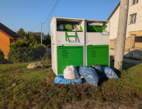 Problem podrzucania odpadów przy pojemnikach na odzież