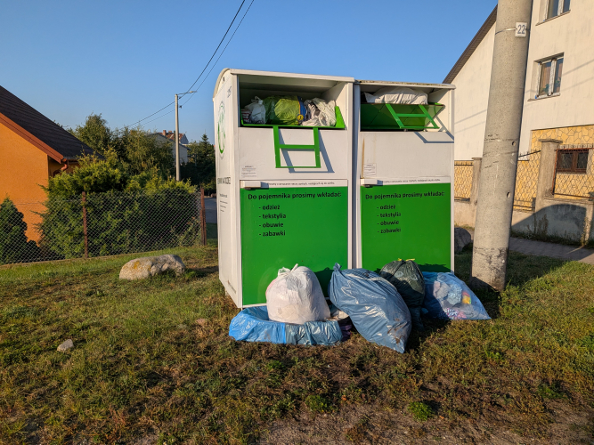 Problem podrzucania odpadów przy pojemnikach na odzież