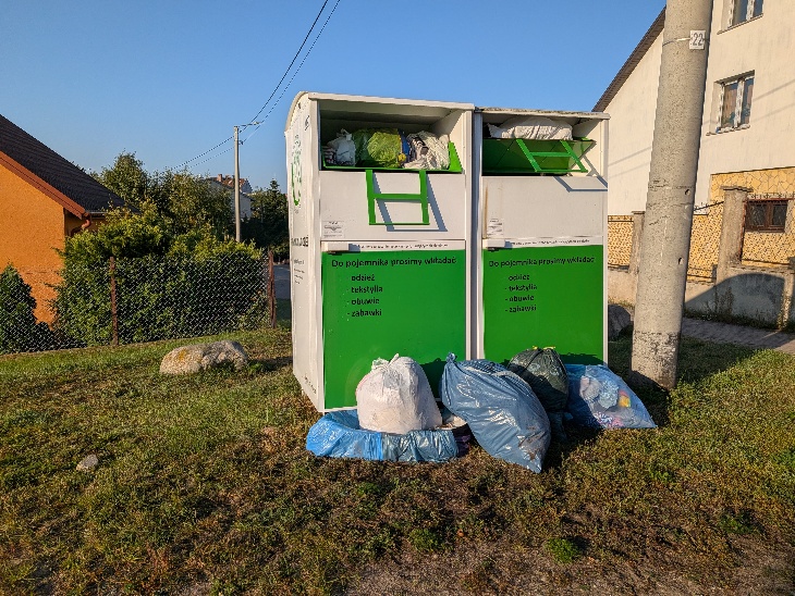 Problem podrzucania odpadów przy pojemnikach na odzież