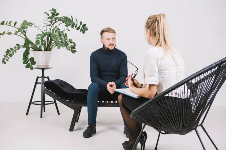Psychiatra online czy stacjonarnie - jakie są różnice?
