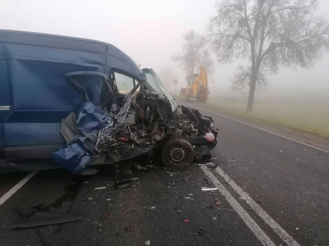 Gęsta mgła, śliskość i groźne zderzenie z koparką!