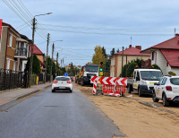 Postępy prac na ul. Przemysłowej w Grajewie. Ciężki sprzęt na placu budowy