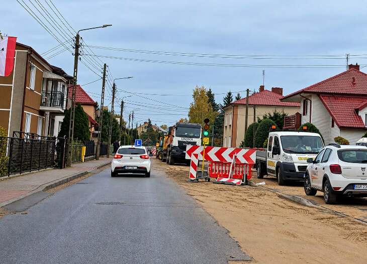Postępy prac na ul. Przemysłowej w Grajewie. Ciężki sprzęt na placu budowy