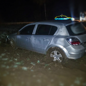 1. Dzięki reakcji świadków w ręce sokólskich funkcjonariuszy wpadł nietrzeźwy 38-latek. Siedzący za kierownicą Opla mężczyzna wjechał na przydrożną łąkę. Okazało się, że miał on ponad 1,5 promila alkoholu w organizmie i sądowy zakaz prowadzenia pojazdów. Teraz mieszkańcowi Białegostoku grozi do 5 lat pozbawienia wolności.