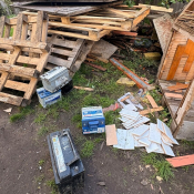 2. W środku nocy dwóch braci włamało się do pięciu samochodów. Ukradli akumulatory, a z jednego dodatkowo kamerę. W innym wybili też szybę. Policjanci odzyskali skradzione przedmioty i zatrzymali złodziei w domu. Za kradzież z włamaniem grozi kara do 10 lat pozbawienia wolności.