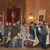9. Zakończenie Drogi Krzyżowej w kościele w Szczuczynie w Wielki Piątek.