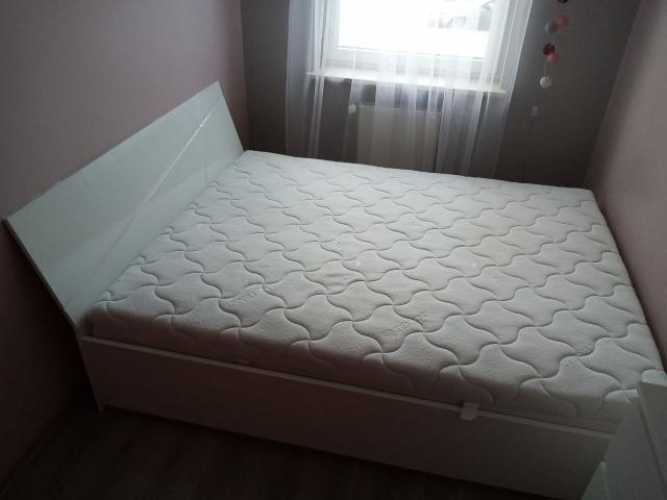 Grajewo ogłoszenia: Sprzedam łóżko z materacem 160x200 + nakładka z pianki.