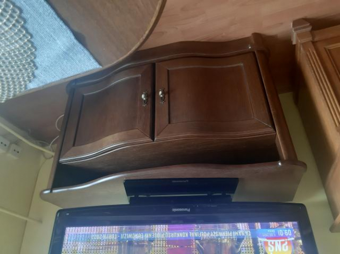 Grajewo ogłoszenia: Pilnie sprzedam bardzo tanio szafkę pod telewizor wykonano z drewna.