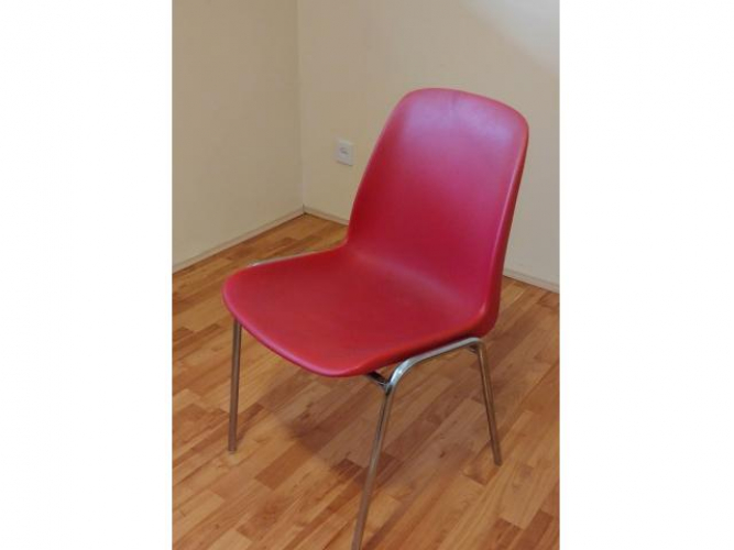 Grajewo ogłoszenia: Sprzedam 2 krzesła plastikowe czerwone