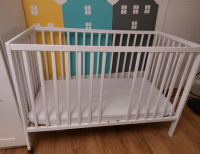 Grajewo ogłoszenia: Białe, drewniane łóżeczko dziecięce. Posiada barierki...