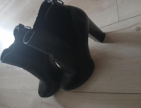 Grajewo ogłoszenia: Sprzedam tanio botki na obcasie w kolorze czarnym na stabilnym...