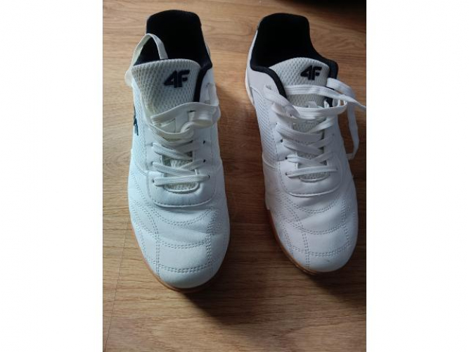 Grajewo ogłoszenia: Sprzedam halówki białe 4f rozmiar 43 długość wkładki 27,5....