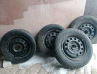 Grajewo ogłoszenia: Sprzedam felgi stalowe wraz z oponami. 
175/70r14 82T letnie koła...