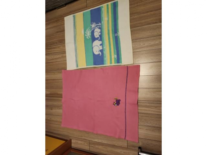 Grajewo ogłoszenia: Oddam za 2 gorzkie czekolady 2 kocyki widoczne na zdjęciu